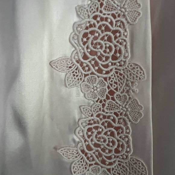 Le Rose Satin Robe - Picture 3 of 4